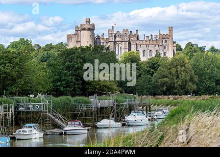 Arundel Castle das Familienhaus des Herzogs und der Herzogin von Norfolk mit dem Gezeitenfluss Arun im Vordergrund. Sommer 2020 - West Sussex, England, UK Stockfoto