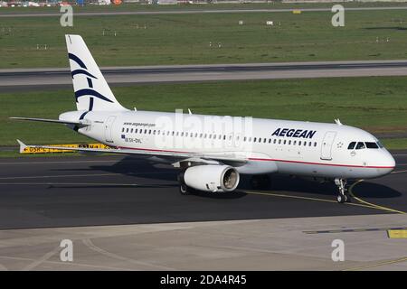 Ein Aegean Airbus A320 am Flughafen Düsseldorf am 24. November 2019. (Quelle: Robert Smith, MI News) Stockfoto