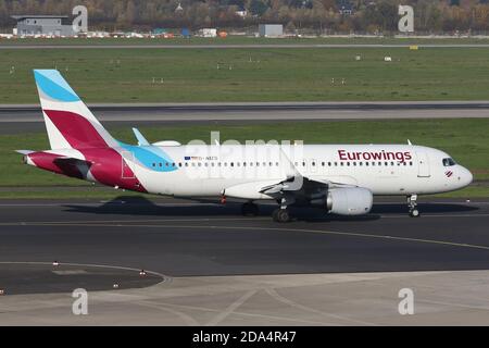 Ein Eurowings Airbus A320 am Flughafen Düsseldorf am 24. November 2019. (Quelle: Robert Smith, MI News) Stockfoto