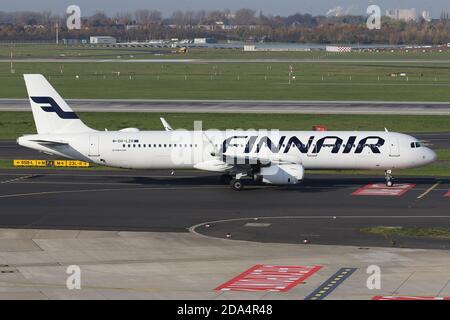 Ein Finnair Airbus A320 am Flughafen Düsseldorf am 24. November 2019. (Quelle: Robert Smith, MI News) Stockfoto