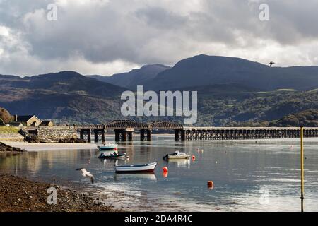 BARMOUTH, WALES - 1. Oktober 2020: Boote in der Mündung des Flusses Mawddach, und das Viadukt, Barmouth, Wales, Grafschaft Gwynedd auf einem sonnigen Autum Stockfoto