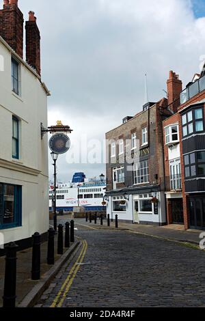 Das Spice Island Inn und historische Häuser mit der Wightlink Fähre am Ende der Straße in Bath Square, Old Portsmouth, Hampshire, England, Großbritannien Stockfoto