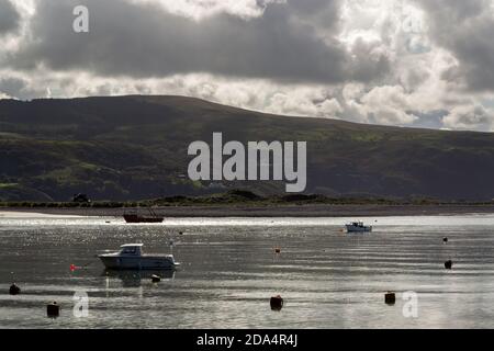 BARMOUTH, WALES - 1. Oktober 2020: Boote in der Mündung des Flusses Mawddach, Barmouth bei Flut, Wales, Grafschaft Gwynedd bei einem bewölkten Herbst ein Stockfoto