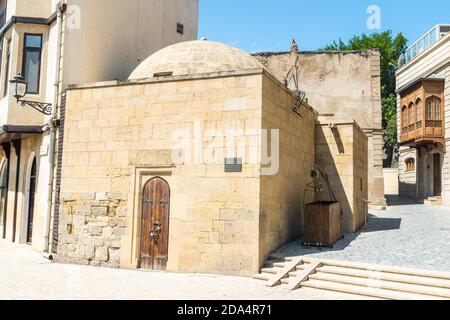 Baku, Aserbaidschan – 6. August 2020. Mekteb Moschee in der Icheri Sheher Altstadt von Baku. Die Moschee stammt von 1646-1647. Außenansicht im Sommer. Stockfoto