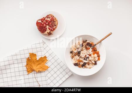 Kohlenhydrate gesundes Frühstück. Haferflocken mit getrockneten Früchten auf einem weißen Teller. Blick von oben Stockfoto