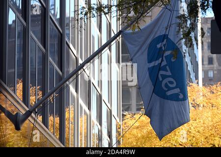 Eine Logo-Flagge fliegt vor dem Pfizer World Headquarters, als der Arzneimittelhersteller bekannt gab, dass frühe Tests an seinem experimentellen COVID-19-Impfstoff zu 90 % wirksam seien und bis zum Jahresende verfügbar sein könnten, New York, NY, 9. November 2020. Als die Vereinigten Staaten eine Rekordwelle von Coronavirus-Fällen anstellten, stieg Dow Jones in einem frühen Trading auf die Nachricht von der Wirksamkeit des Impfstoffs, Es wurde jedoch berichtet, dass zunächst nur etwa 50 Millionen Dosen zur Verfügung stehen und an Mitarbeiter im Gesundheitswesen und diejenigen, die ein höheres Risiko für den Ansteckungsrisiko mit dem Coronavirus haben, verteilt werden. (Anthony Behar/Sipa USA) Stockfoto