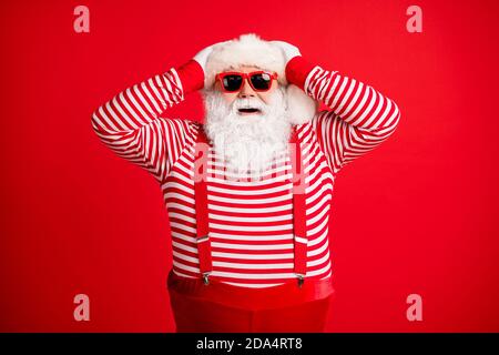 Portrait von seinem er schön attraktiv fröhlich fröhlich staunen Grauhaarige Santa mit Spaß festal Party Anlass Schnäppchen Reaktion isoliert Vorbei Stockfoto