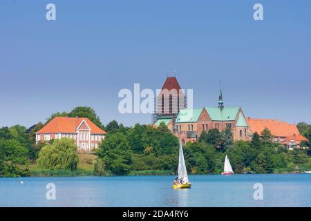 Ratzeburg: ratzeburger See (Domsee), Insel Dominsel, Dom, Segelschiff, Herzogtum Lauenburg, Schleswig-Holstein, Deutschland Stockfoto