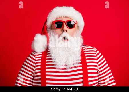 Nahaufnahme Porträt seiner er schön attraktiv erstaunt verblüfft Weißhaarige Santa weihnachtszeit Verkauf trägt Sonnenbrille isoliert über hell Stockfoto