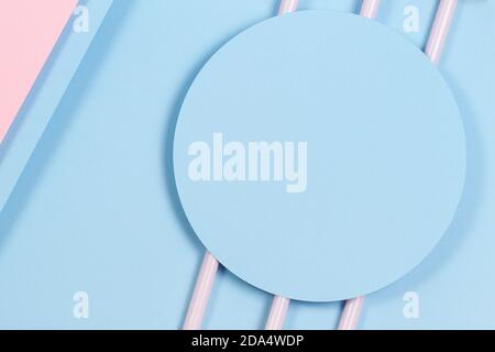 Abstrakter pastellfarbener Hintergrund. Modell der blauen Papierkarte auf pastellblauem und rosa Hintergrund. Minimale geometrische Formen und Linien, Draufsicht Stockfoto