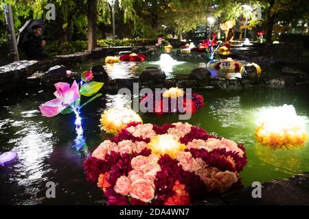 REDAKTIONELLE VERWENDUNG NUR IM Jubilee Park Fountains in Canary Wharf wird ANLÄSSLICH des Hindu-Festivals in Diwali, London, eine Installation aus schwebenden Blumen enthüllt, die von Rangoli inspiriert wurde. Stockfoto
