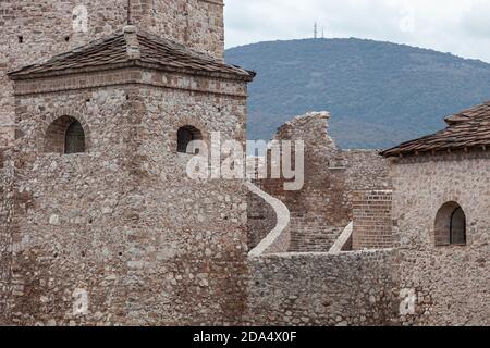 Nahaufnahme der Momcilov Grad Festung in Pirot, Serbien und Hintergrund Berggipfel Crni vrh mit Antennentürmen Stockfoto