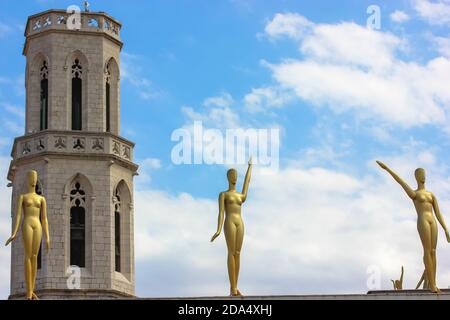 Salvador Dali Museum in Figueiras, Spanien. Gala - Salvador Dalí Stiftung. Goldene Figuren auf dem Dach des Gebäudes. Stockfoto