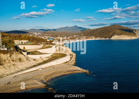 Schönes Luftpanorama von Arkhipo-Osipovka Strand und Promenade in Gelendschik Region, schwarze Küste, Ferienort für Ferien und Vergnügen, Blick von oben. Stockfoto