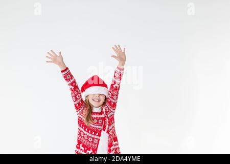 Nette lustige santa Helfer tanzen auf weißem Hintergrund. Weihnachtsfeiertage Concept.New Year Feier. Lustige Baby Santa.beautiful Mädchen tragen rot Stockfoto