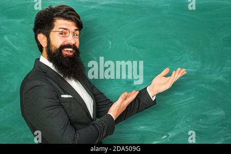 Gute Tutoren sind oft Kommunikationsmeister. Lehrertag - Wissen und pädagogisches Schulkonzept. Ernst männlich Student in der Schule zu studieren. Stockfoto