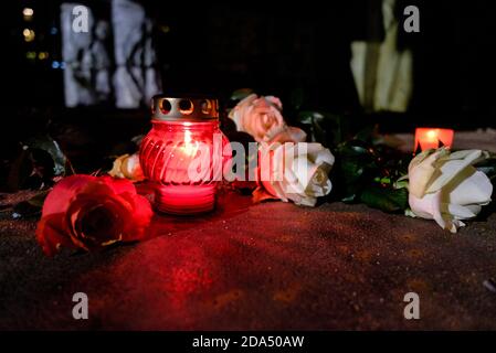 Berlin, Berlin, Deutschland. November 2020. Blumen und Kerzen sind zu sehen, wenn Menschen der Opfer des Nazi-Regimes bei einer Kundgebung im LevetzowstraÃŸe Deportation Memorial in Berlin-Moabit zum 82. Jahrestag der antisemitischen Novemberpogrome vom 9. November 1938, auch bekannt als Kristallnacht oder Nacht der zerbrochenen Gläser. Die Angriffe der Nazis waren der Auftakt zu offener Gewalt gegen Juden. Rund 400 Juden wurden in der Nacht ermordet, Hunderte weitere wurden verhaftet, deportiert und gefoltert. Mehr als 1,400 Synagogen sowie Tausende von Geschäften, Wohnungen und Stockfoto