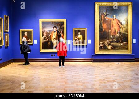 Montag, 9. November 2020. Edinburgh, Großbritannien. Die ersten Besucher kehren im Rahmen der stufenweisen Wiedereröffnung der National Galleries of Scotland nach ihrer fünfmonatigen Schließung während der COVID-19 Pandemie in die Scottish National Portrait Gallery zurück. Die Scottish National Portrait Gallery ist für die Öffentlichkeit derzeit für drei Tage in der Woche am Sonntag, Montag und Dienstag mit frei buchbaren Zeitfenster auf ihrer Website. Stockfoto