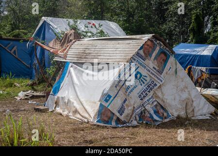 Blick auf ein provisorisches Zuhause in einem provisorischen Flüchtlingslager in San Pedro Sula. Ein provisorisch behelfsmäßiges Flüchtlingslager hat die mittlere und eine Spur der Hauptautobahn in San Pedro Sula, Honduras, übernommen, wo die schlimmsten Überschwemmungen durch Hurrikan Eta fast 2 Millionen Menschen getroffen haben. Der honduranischen Regierung fehlen die Ressourcen und die Logistik, um die betroffenen Menschen zu beherbergen. Stockfoto