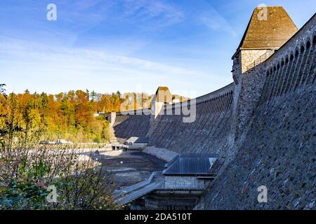 Moehnetalsparre, Biulding am Stausee in Deutschland, Sauerland, Outdoor Stockfoto