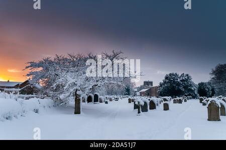 Winter in Norham Church und Kirchhof, an der schottischen Grenze, Northumberland, England, Großbritannien Stockfoto