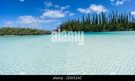 Schöne Meereslandschaft des natürlichen Schwimmbades der Oro Bay, Isle of Pines, Neukaledonien. Aquamarin durchscheinendes Wasser. Stockfoto