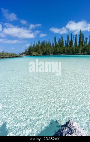 Schöne Meereslandschaft des natürlichen Schwimmbades der Oro Bay, Isle of Pines, Neukaledonien. Aquamarin durchscheinendes Wasser. Stockfoto