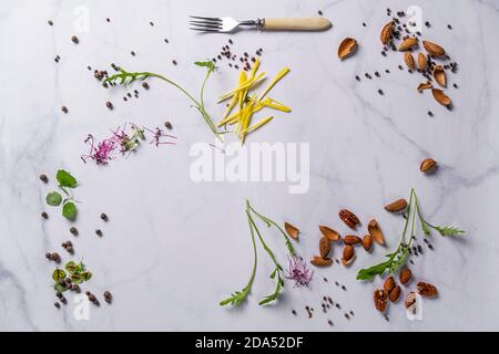 Kreatives natürliches Layout aus Blättern, Steinen und Baumrinde auf weißem Hintergrund. Flach liegend. Stockfoto