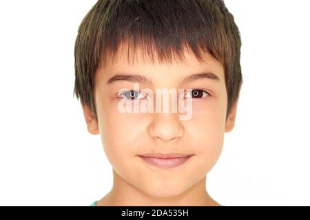 Portrait dunkelhaarig schöner Junge mit dunklen Augen eine schillernde Lächeln Stockfoto