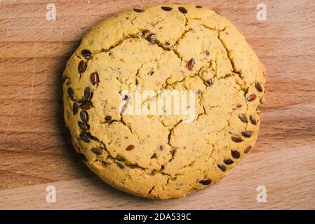 Hausgemachte runde Kekse auf einem Holztisch. Süßes Gebäck mit Körnern aus der Nähe. Kochen zu Hause Stockfoto