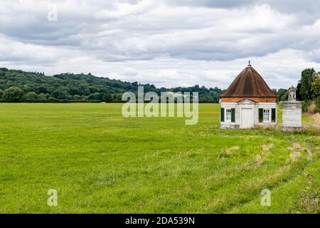 Windsor, Vereinigtes Königreich - 26/07/2020: Eines der beiden Lutyens Kioske auf der Runnymede Wiese, historisches Gebäude im Auftrag von Lady Fairhaven aus Stockfoto