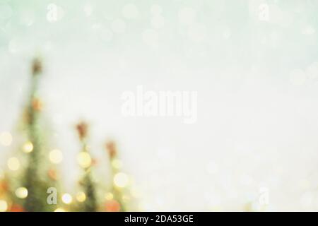 Abstraktes Foto eines verschwommenen Weihnachtsbaumhintergrunds mit Bokeh und Kopierraum. Stockfoto