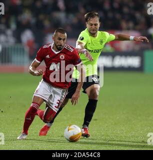 Sofia, Bulgarien - 22. Oktober 2020: Georgi Yomov (L) vom PFC CSKA-Sofia im Kampf gegen Damjan Djokovic vom CFR 1907 Cluj während der UEFA Europa Leagu Stockfoto