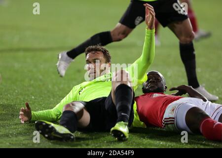 Sofia, Bulgarien - 22. Oktober 2020: Amos Youga (R) von PFC CSKA-Sofia im Kampf gegen Gabriel Debeljuh von CFR 1907 Cluj während der UEFA Europa League Stockfoto