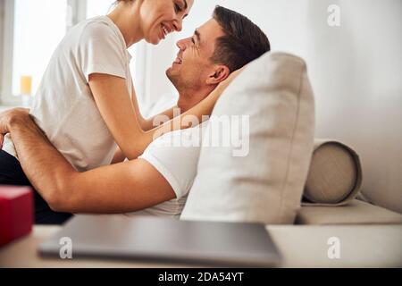 Zwei liebende Menschen, die sich in die Augen schauen Stockfoto