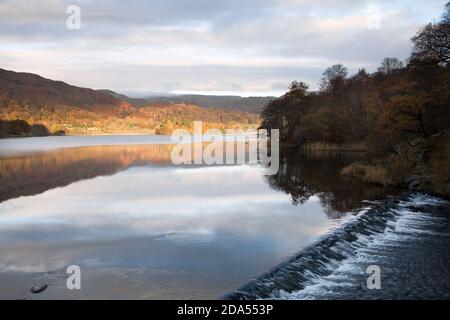 Wehr am Ausfluss des Grasmere Sees, im englischen Seengebiet Stockfoto