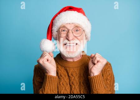 Nahaufnahme Porträt seiner er schön attraktiv verrückt fröhlich Glücklicher bärtiger grauhaariger Weihnachtsmann Vater feiert großen Erfolg Verkauf Rabatt Stockfoto