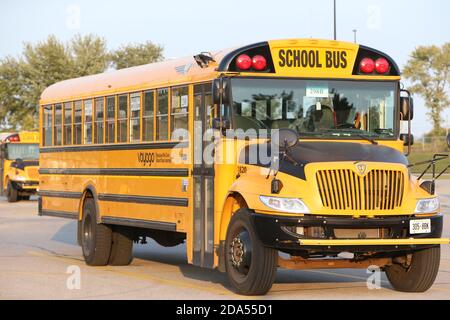 Voyageur Transport Schulbus sitzt auf einem Parkplatz. Zeichen. London, Ontario, Kanada. Luke Durda/Alamy Stockfoto