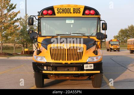 Voyageur Transport Schulbus sitzt auf einem Parkplatz. Zeichen. London, Ontario, Kanada. Luke Durda/Alamy Stockfoto