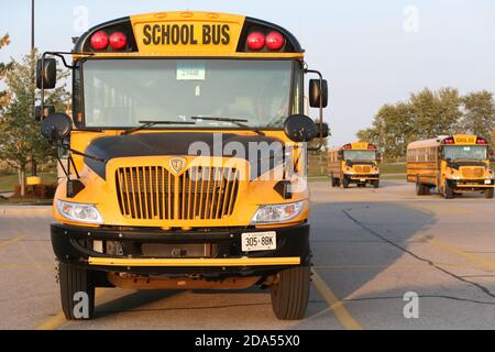 Voyageur Transport Schulbus sitzt auf einem Parkplatz. Zeichen. London, Ontario, Kanada. Luke Durda/Alamy Stockfoto