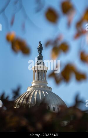 Washington, Usa. November 2020. Szenen des Obersten Gerichtshofs im Herbst in Washington, DC am Montag, 9. November 2020. Foto von Ken Cedeno/UPI Kredit: UPI/Alamy Live Nachrichten Stockfoto