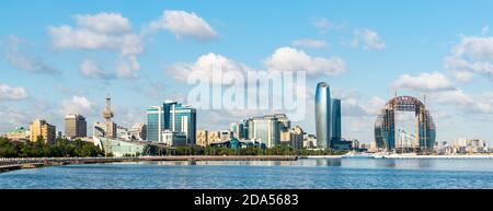 Baku, Aserbaidschan – 17. August 2020. Panoramablick auf die Skyline von Baku mit modernen Gebäuden und Wolkenkratzern entlang der Kaspischen Küste. Stockfoto