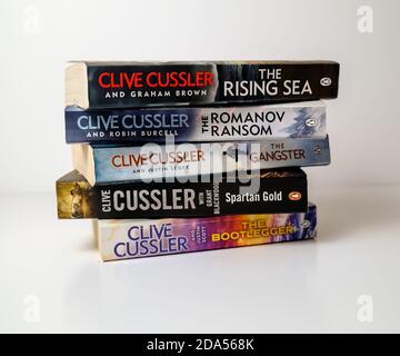 Norwich, Norfolk, Großbritannien – November 08 2020. Illustrative redaktionelle Foto einer Auswahl von Thriller Genre Taschenbuch Bücher von Clive Cussler isolat geschrieben Stockfoto