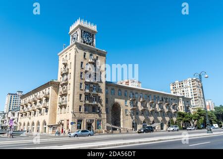 Baku, Aserbaidschan – 2. September 2020. Berühmtes Uhrturm Wohngebäude entlang Heydar Aliyev Avenue in Baku. Stockfoto