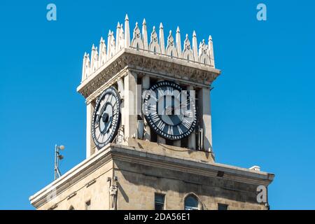 Baku, Aserbaidschan – 2. September 2020. Nahaufnahme des Uhrturms des Wohnhauses an der Heydar Aliyev Avenue in Baku. Stockfoto