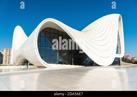 Baku, Aserbaidschan – 2. September 2020. Außenansicht des Heydar Aliyev Center Gebäudes in Baku. Entworfen von der irakisch-britischen Architektin Zaha Hadid und opene Stockfoto