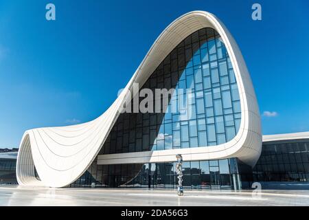 Baku, Aserbaidschan – 2. September 2020. Außenansicht des Heydar Aliyev Center Gebäudes in Baku. Entworfen von der irakisch-britischen Architektin Zaha Hadid und opene Stockfoto