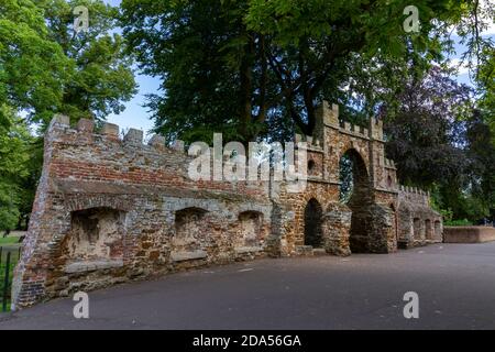 Guannock Gate & Stadtmauer in den Spaziergängen, King's Lynn, Norfolk, England. Stockfoto