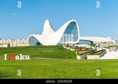 Baku, Aserbaidschan – 2. September 2020. Außenansicht des Heydar Aliyev Center Gebäudes in Baku. Entworfen von der irakisch-britischen Architektin Zaha Hadid und opene Stockfoto