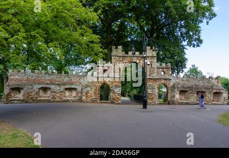 Guannock Gate & Stadtmauer in den Spaziergängen, King's Lynn, Norfolk, England. Stockfoto